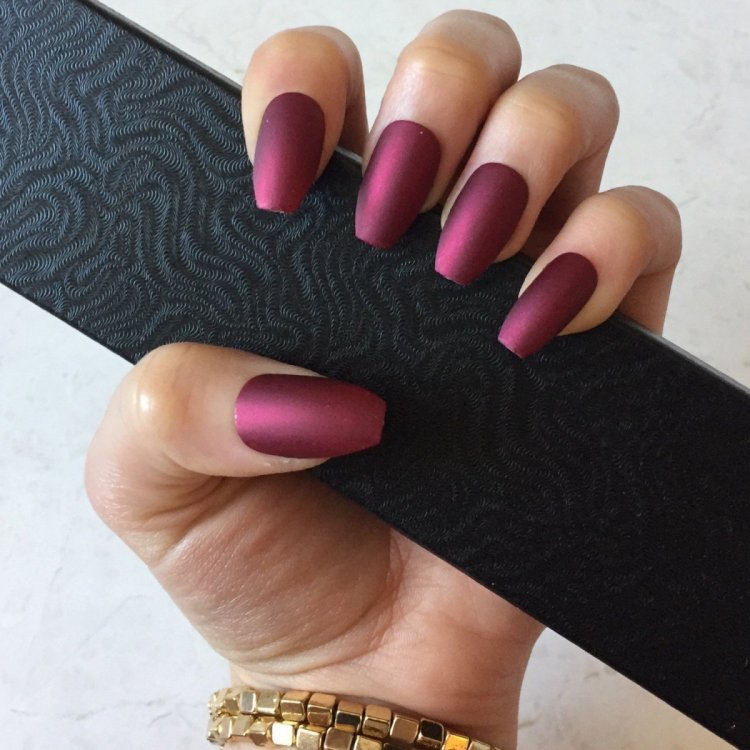 Бордовий манікюр із серцем