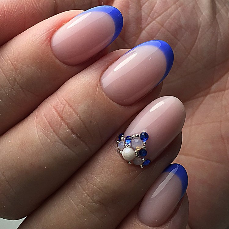 Синий френч на круглые ногти