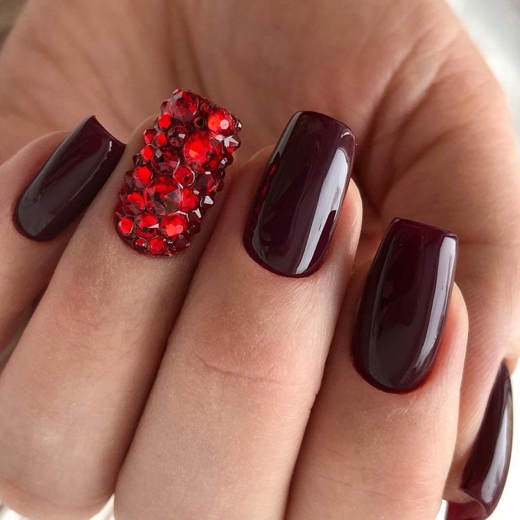 Цвет ногтей под кольцо с сапфиром