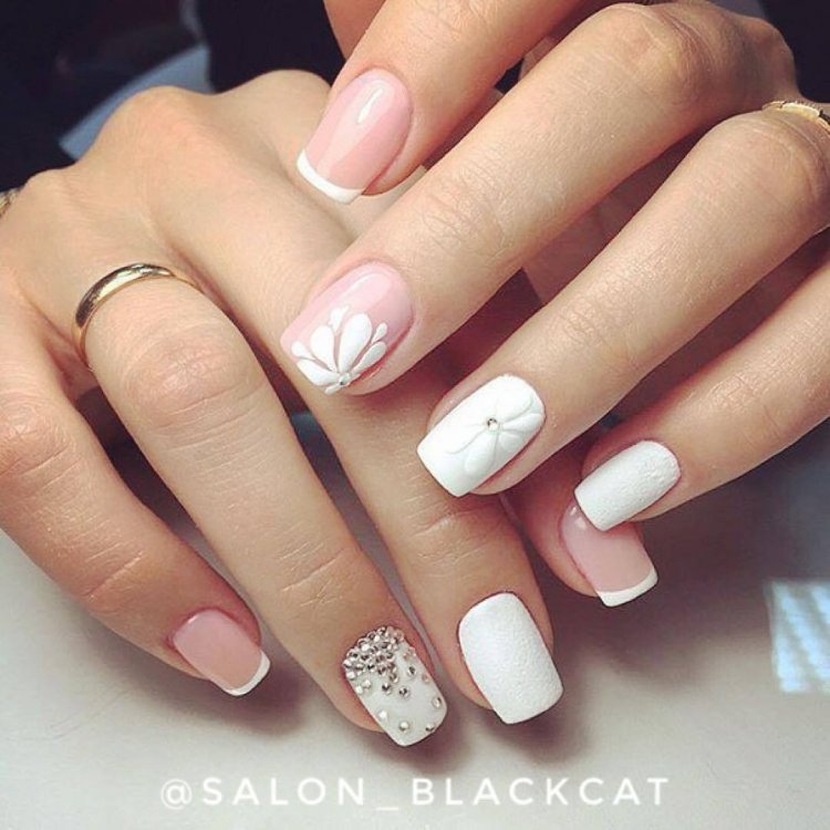 Нежный маникюр на короткие ногти белый