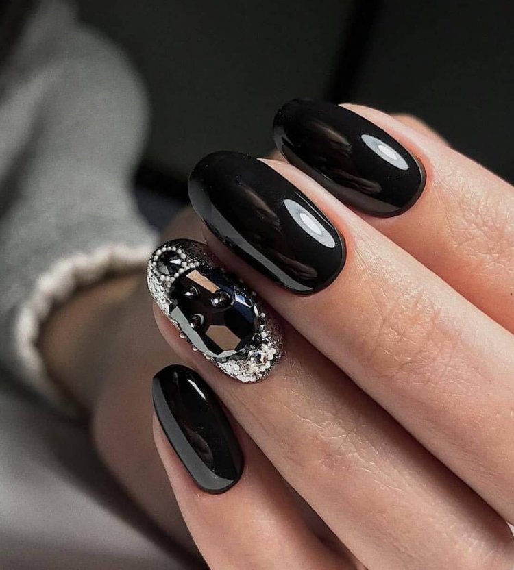 Лунный маникюр черный с серебром