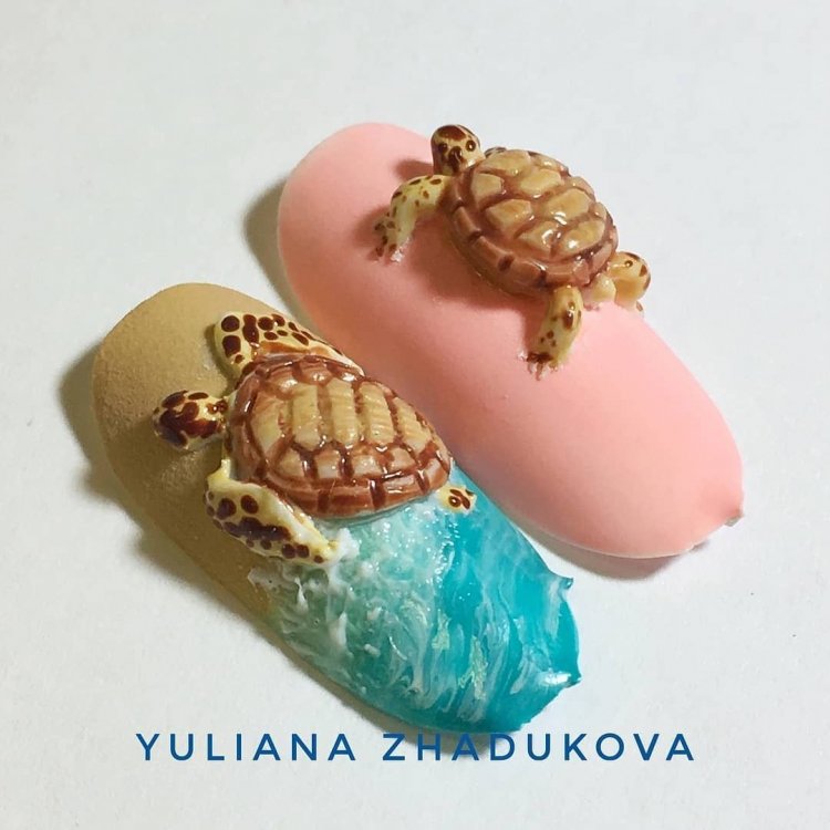 Маникюр на море 2020 с черепашкой