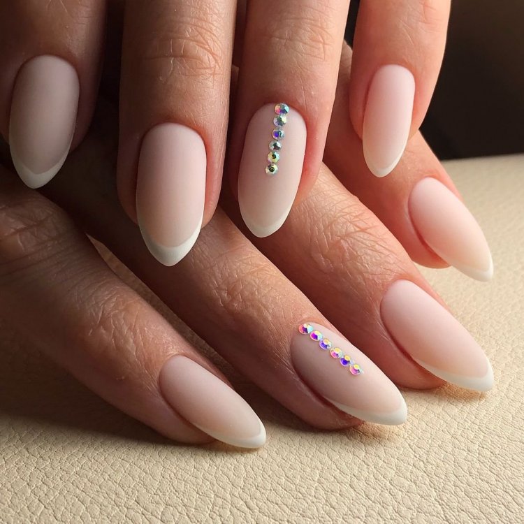 Манікюр на мигдальну форму