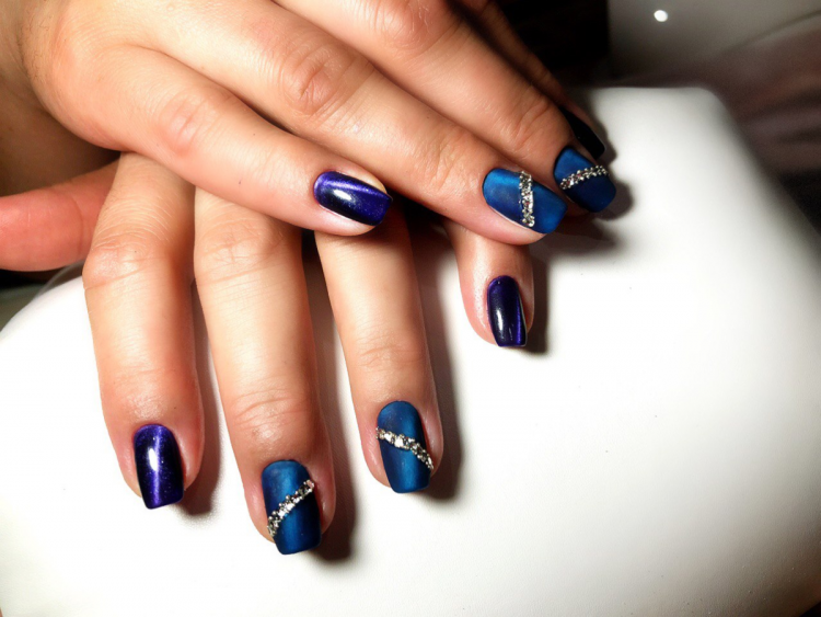Манікюр із синім магнітним лаком