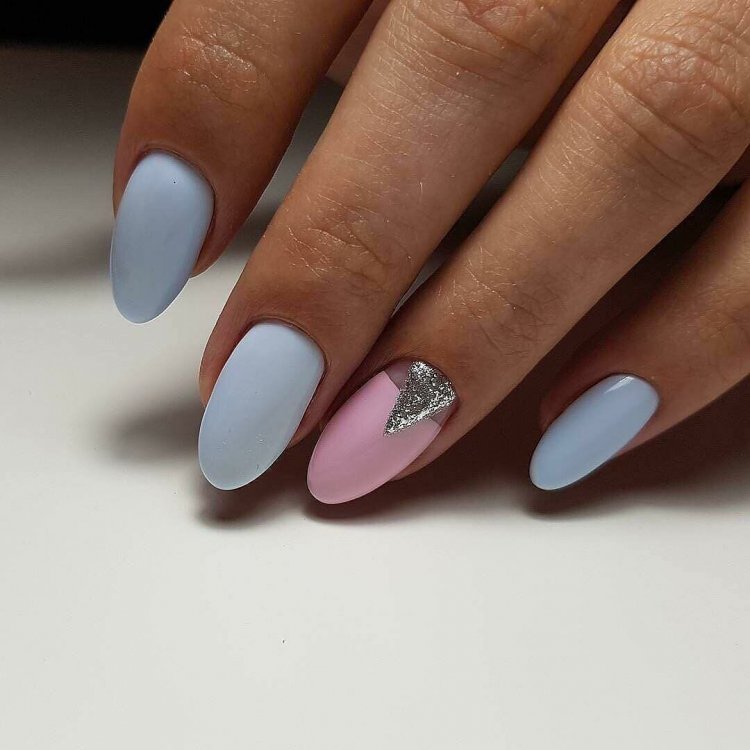 Миндальная форма ногтей в розово голубых тонах