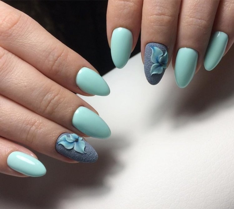 Маникюр голубой с бирюзовым