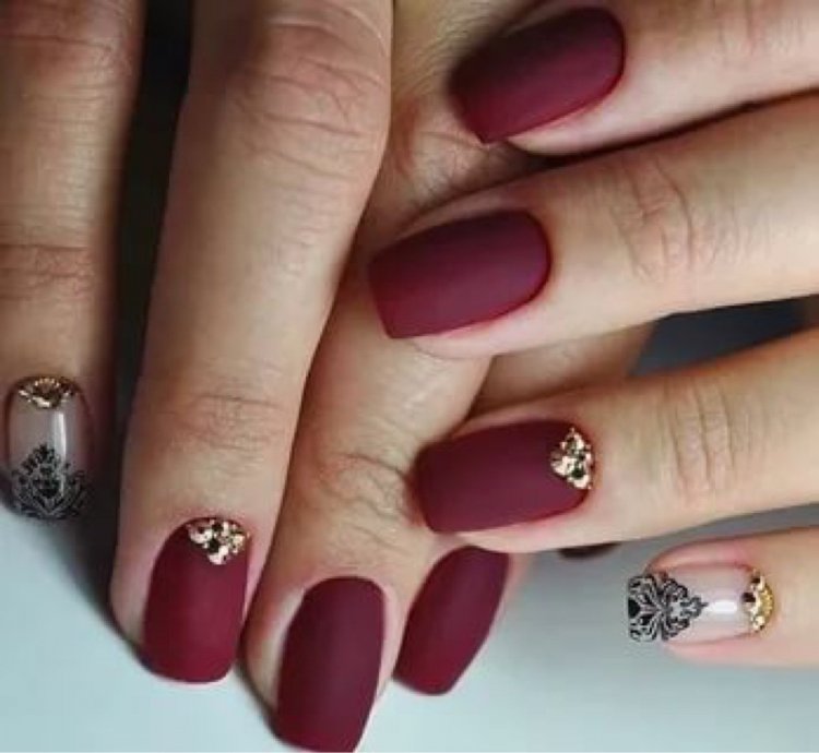 Манікюр матовий бордовий та чорний