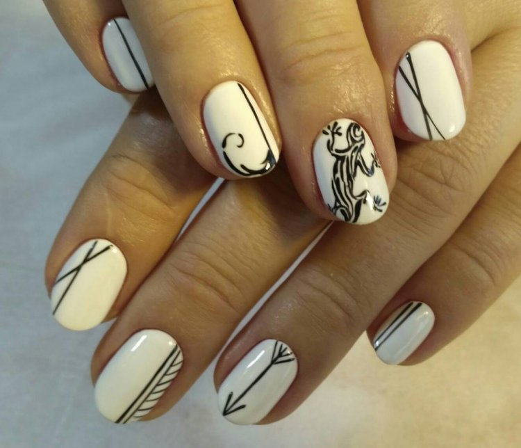 Красивая выкладка страз на ногтях