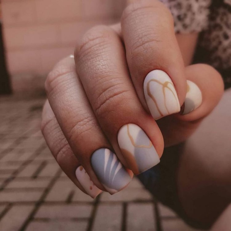 Осенний маникюр в светлых тонах