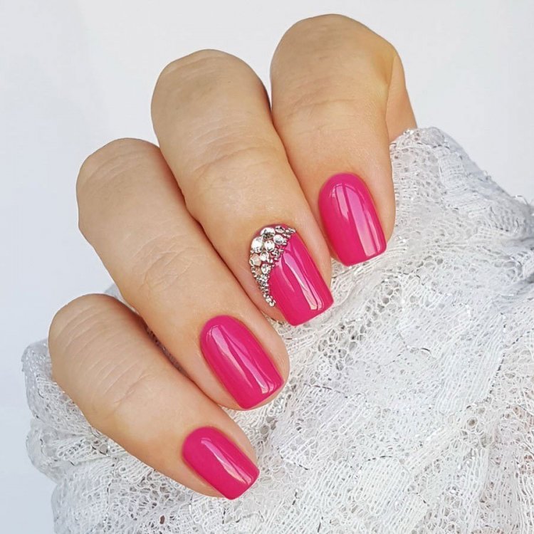 Ногти ярко розовые с белым