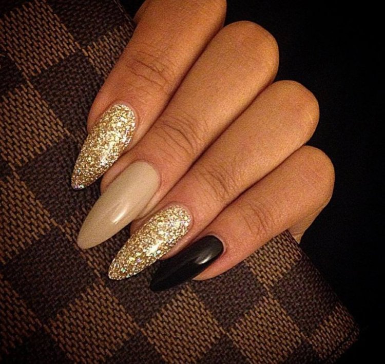 Манікюр бежевий із золотом мигдаль.