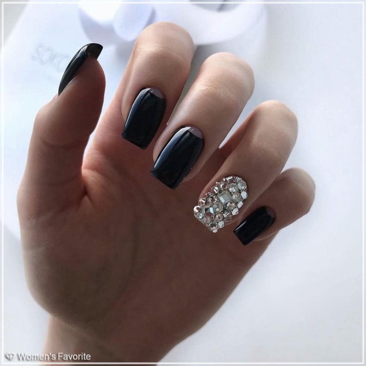 Красивые длинные ногти черные
