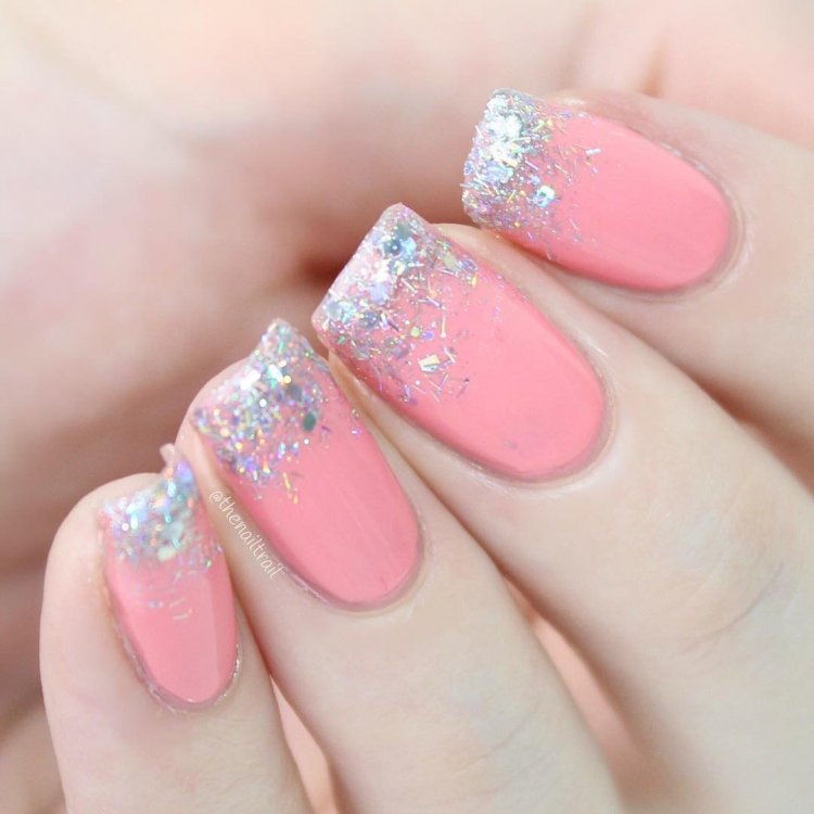 Маникюр розовый с блестками на кончиках