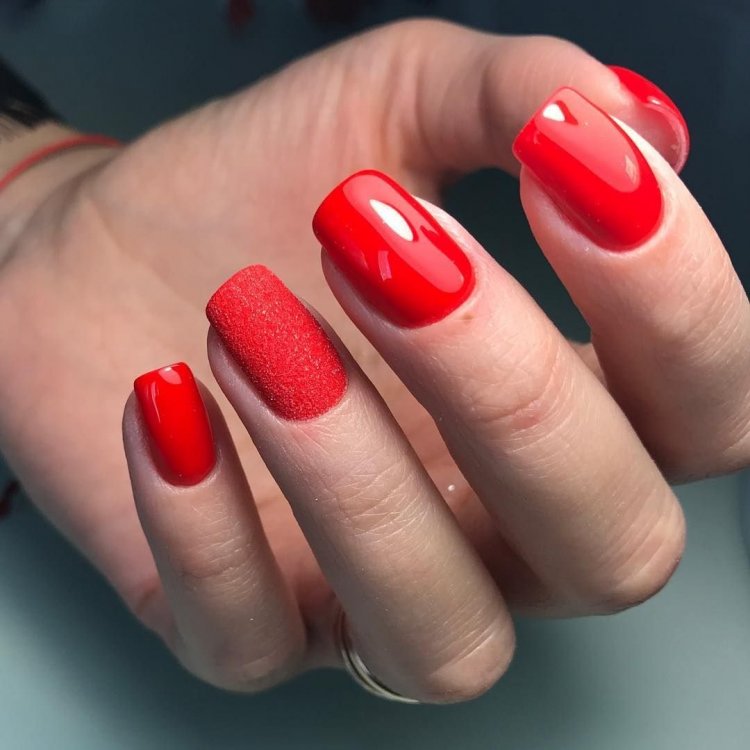 Червоний манікюр квадрат