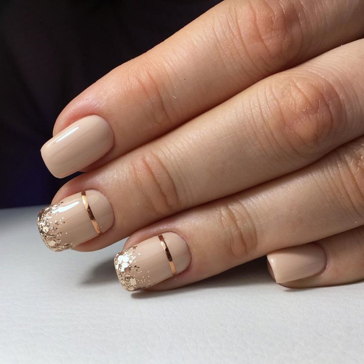 Маникюр нюд с полосками