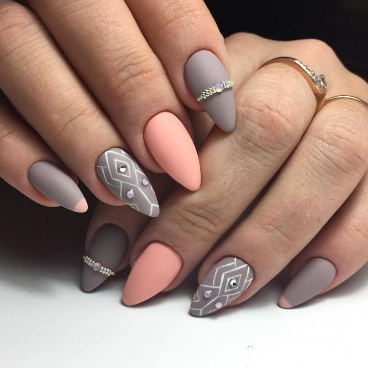 Красивый маникюр серо розовый