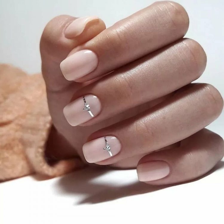 Матовый нюдовый маникюр на короткие ногти 2020