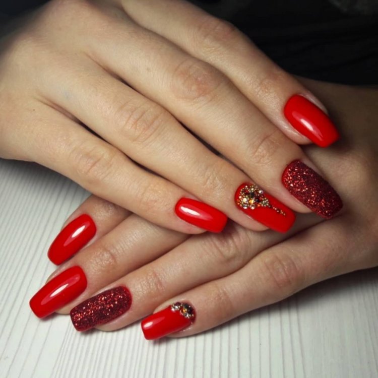 Нарощування нігтів червоний