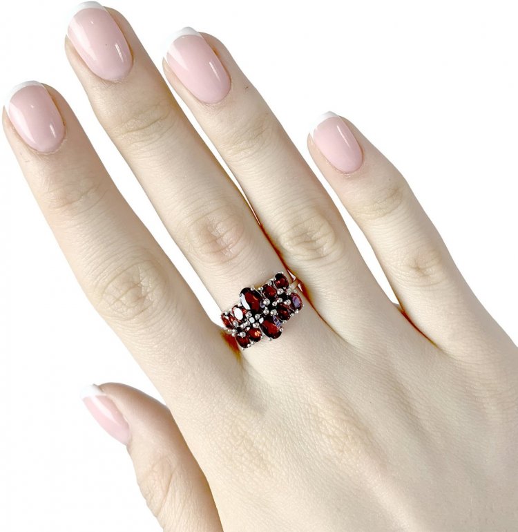 Маникюр гранат