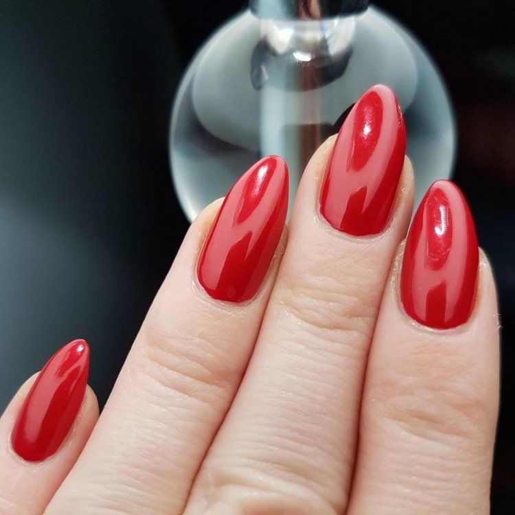 Ярко-красный маникюр