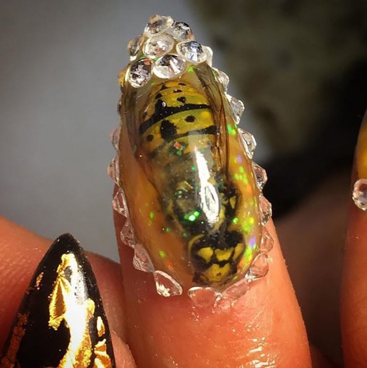 Зелёный маникюр с беживым