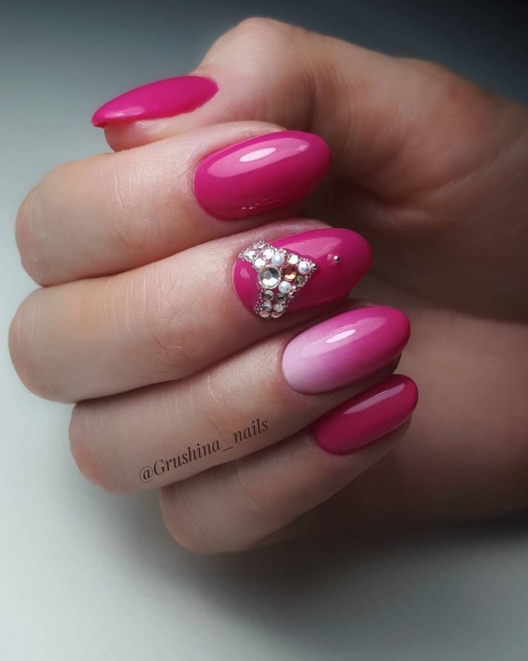 Малиновый маникюр