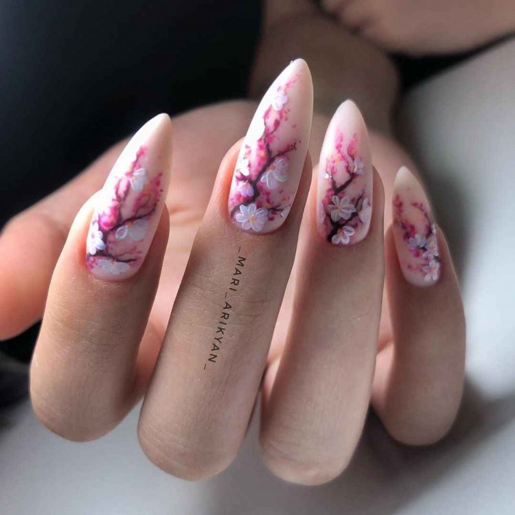 Сакура на ногтях