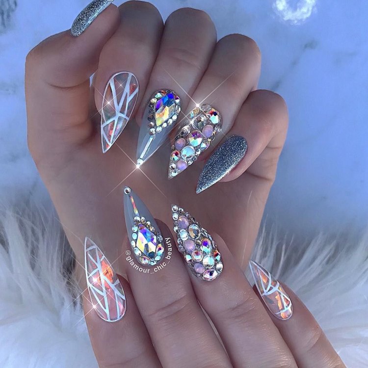 Хрустальный маникюр на острые ногти
