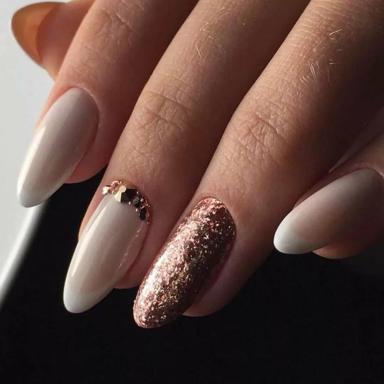 Красиві нігті мигдальної форми