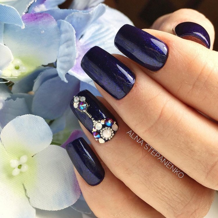 Маникюрьна короткие ногти в коричневые оттенках