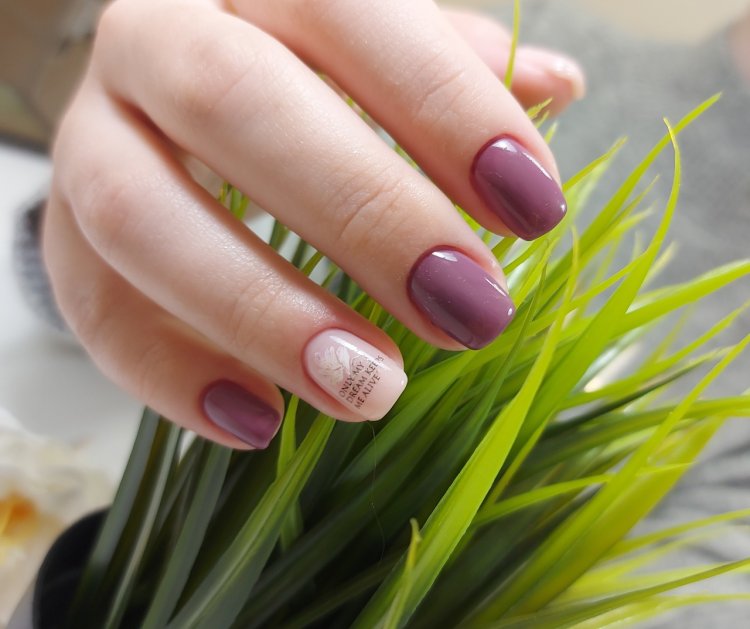 Манікюр на короткі нігті м'який квадрат