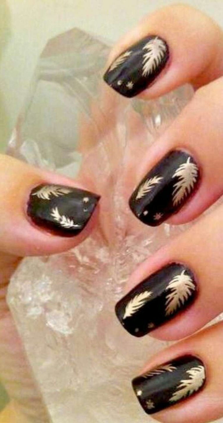 Красивий манікюр з пером