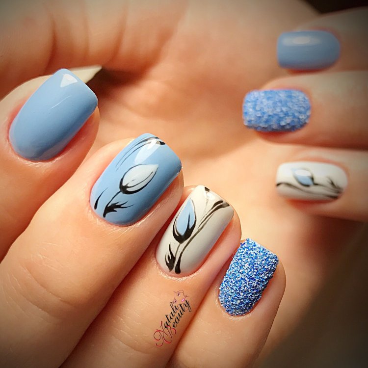 Маникюр голубого цвета