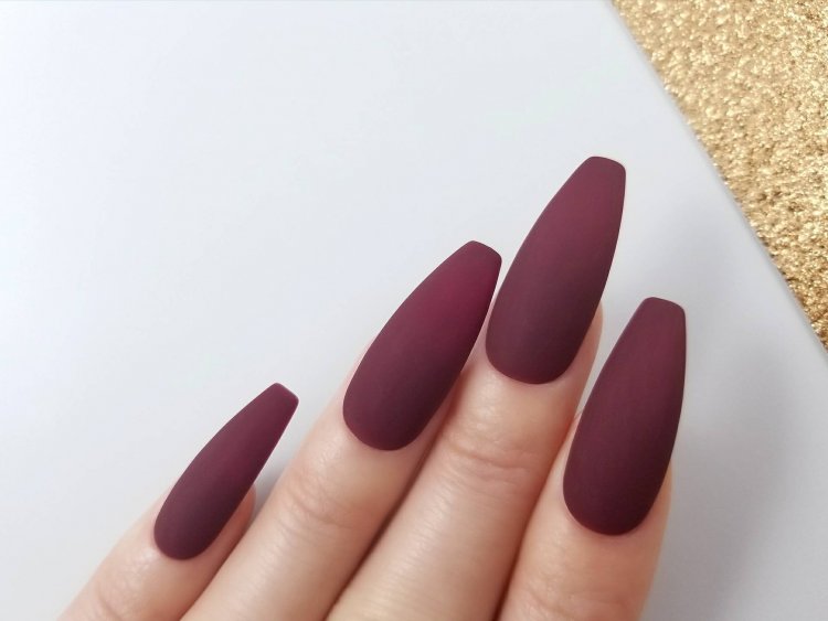 Нігті винного кольору матові