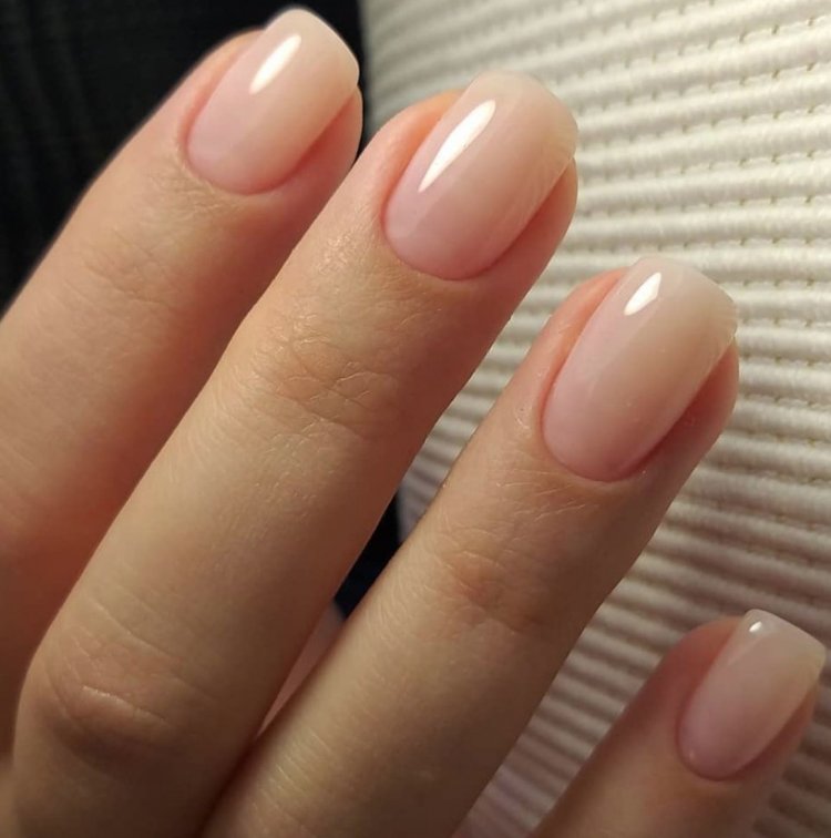 Нюдовый прозрачный маникюр