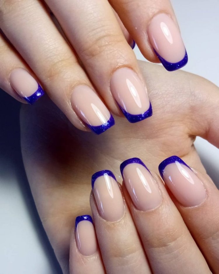 Французский маникюр синий