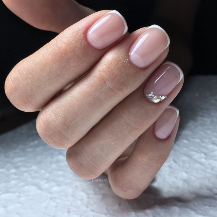 Красивый классический маникюр на короткие ногти