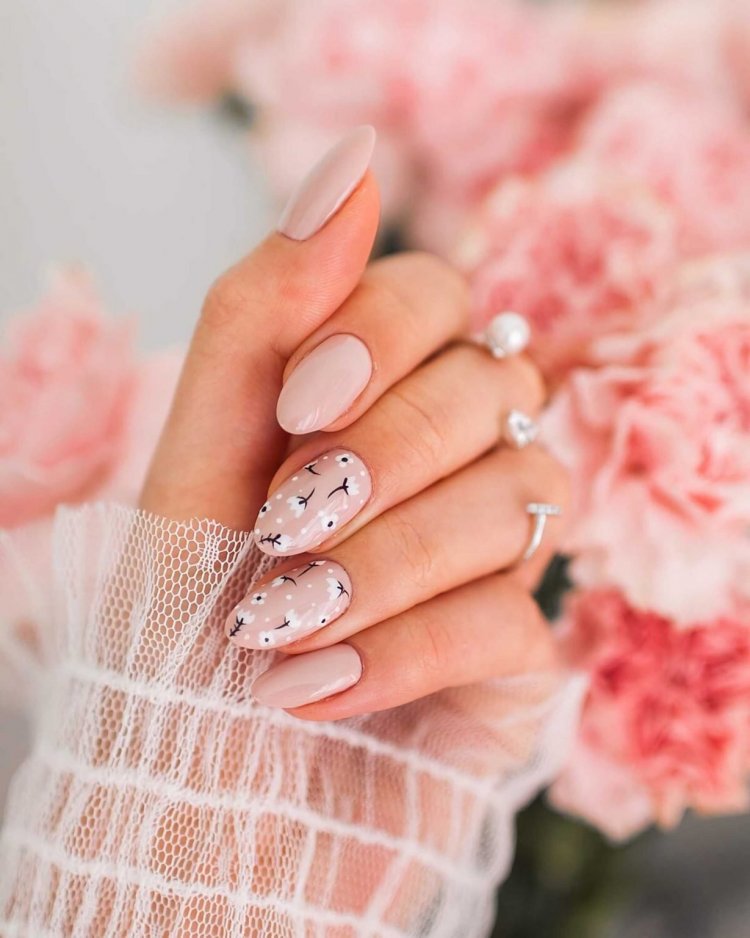 Маникюр нежный женственный