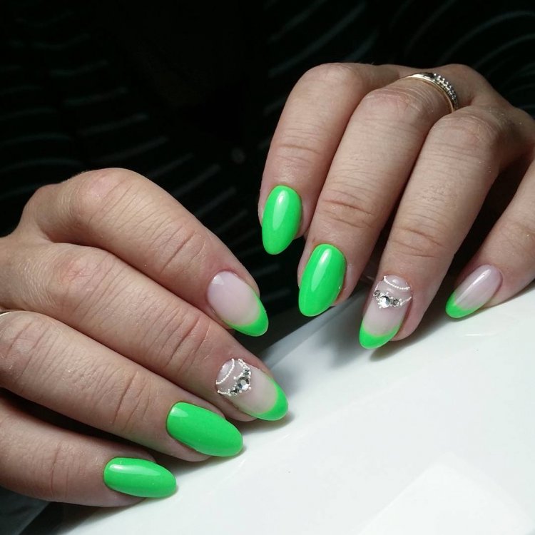 Маникюр в салатовых оттенках