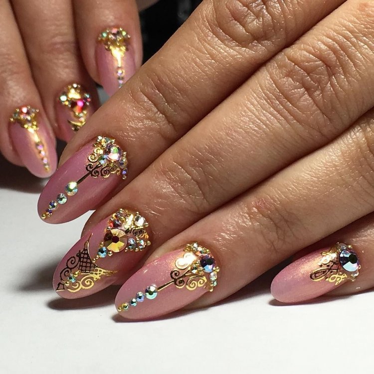 Красивые ногти со стразами