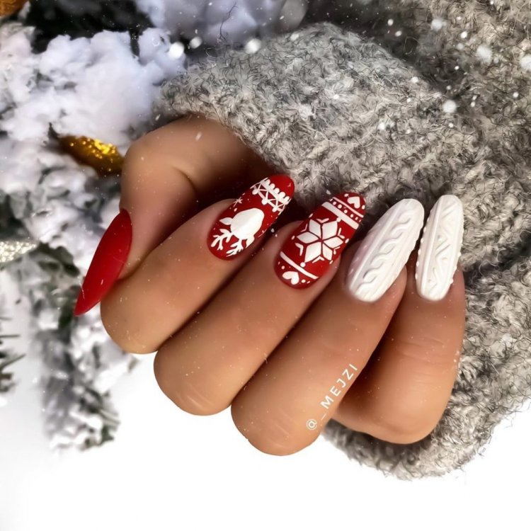 Новогодний маникюр однотонный