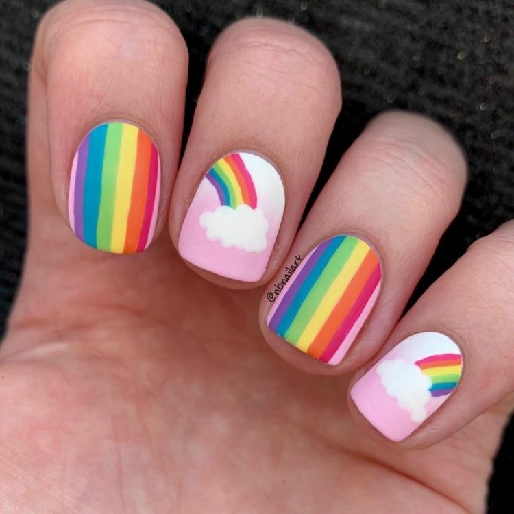 Радужный маникюр на короткие ногти