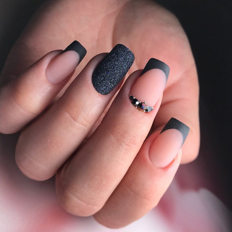 Манікюр чорний френч
