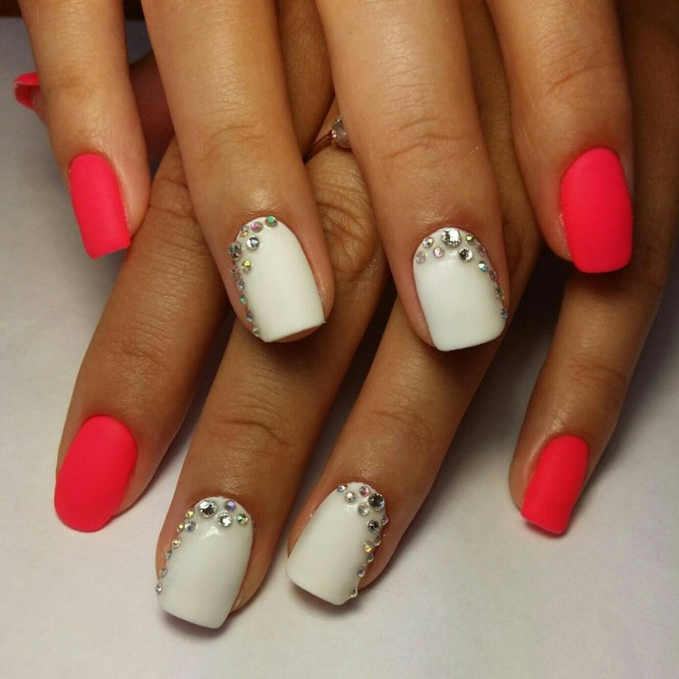 Коралловые ногти со стразами