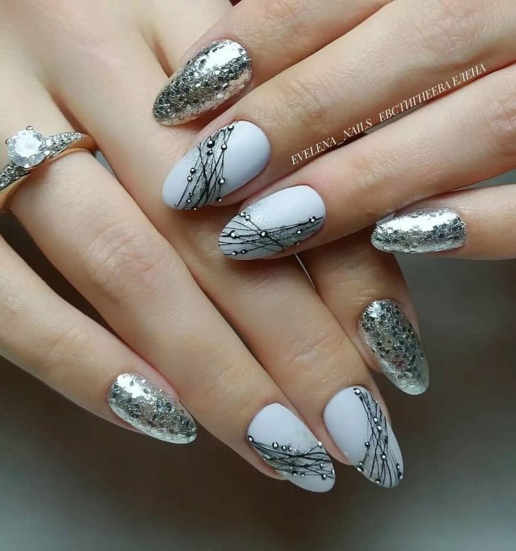 Серебристый маникюр с дизайном