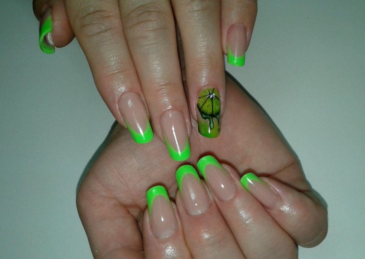 Зелёный френч на ногтях