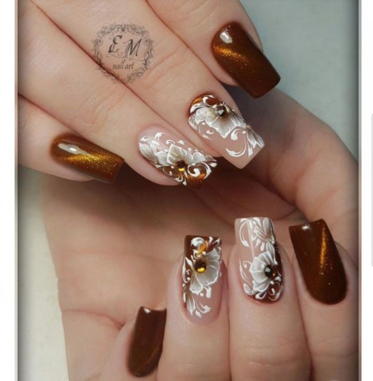 Золотистый маникюр со стразами