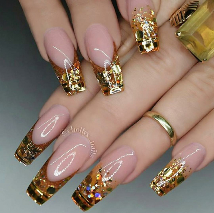 Красивый маникюр с золотом