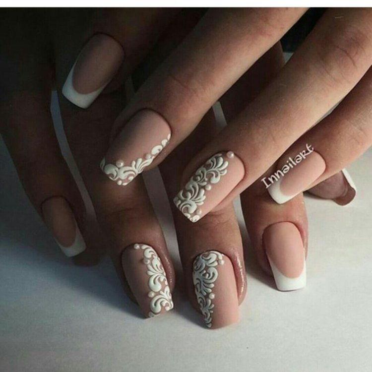 Матові бежеві нігті френч