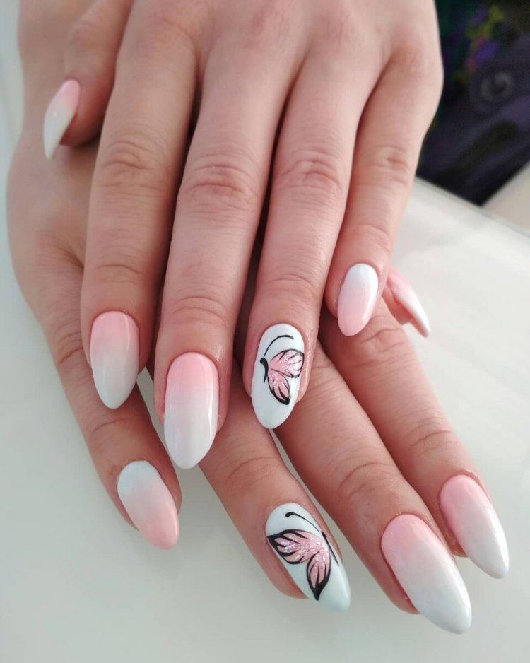 Нежный маникюр с камешками